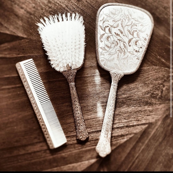 Regent of London Accessories - Vintage vanity set from Regent of London